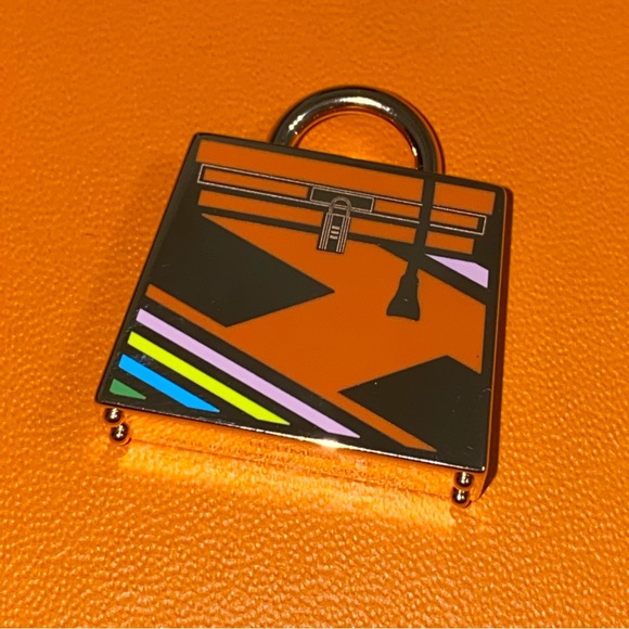 NEW HERMÈS CURIOSITE KELLY LAQUE H
VIBRATION CHARM - Picture 15 of 16